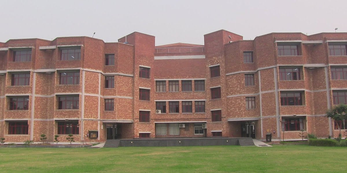 Laxman Public School exterior building in Hauz Khas Enclave, South Delhi